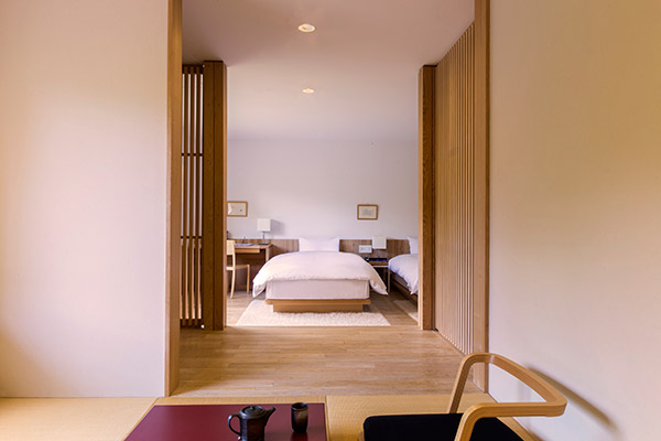デラックスルームRoom202 光あふれる広々とした空間に、シンプルで洗練されたインテリアと、琉球畳のゆったりとした和室。女性スタッフおすすめのお部屋です。 デラックスルームRoom202 光あふれる広々とした空間に、シンプルで洗練されたインテリアと、琉球畳のゆったりとした和室。女性スタッフおすすめのお部屋です。