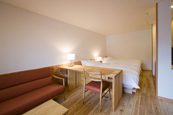 デラックスルームRoom203 中庭に面した眺めの良いお部屋。天然木の温かな空間に赤いソファが映えます。ツインベッドルームで、のんびり安らぐひとときを。 デラックスルームRoom203 中庭に面した眺めの良いお部屋。天然木の温かな空間に赤いソファが映えます。ツインベッドルームで、のんびり安らぐひとときを。