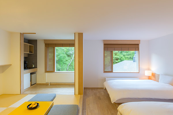 デラックスルームRoom205 桐の無垢材を用いた床に、ナチュラルな北欧家具。和室には、居心地の良い座椅子とローテーブルをご用意。中庭に面した人気のお部屋です。 デラックスルームRoom205 桐の無垢材を用いた床に、ナチュラルな北欧家具。和室には、居心地の良い座椅子とローテーブルをご用意。中庭に面した人気のお部屋です。
