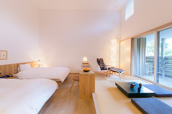 スーペリアルームRoom301 3階でスタッフ一番おすすめのお部屋。高い天井と広い和室が開放感たっぷりの贅沢な空間。バルコニーからはホテルの中庭が一望できます。 スーペリアルームRoom301 3階でスタッフ一番おすすめのお部屋。高い天井と広い和室が開放感たっぷりの贅沢な空間。バルコニーからはホテルの中庭が一望できます。