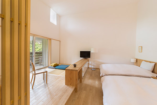 スーペリアルームRoom302 琉球畳の和室とラタンのインテリアが見事に溶け合った、ユニークなお部屋。バルコニーから眺める中庭にも心躍ります。 スーペリアルームRoom302 琉球畳の和室とラタンのインテリアが見事に溶け合った、ユニークなお部屋。バルコニーから眺める中庭にも心躍ります。
