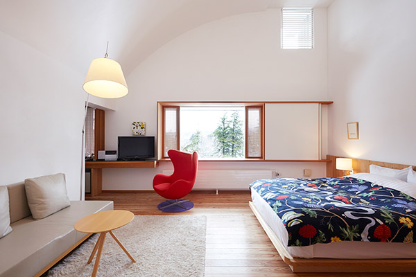 スーペリアルームRoom304 なめらかな木の質感と北欧家具、窓に広がる山々に心癒されるお部屋。30カ国以上で愛されるシーリー社のベッドで、至福の眠りを。 スーペリアルームRoom304 なめらかな木の質感と北欧家具、窓に広がる山々に心癒されるお部屋。30カ国以上で愛されるシーリー社のベッドで、至福の眠りを。
